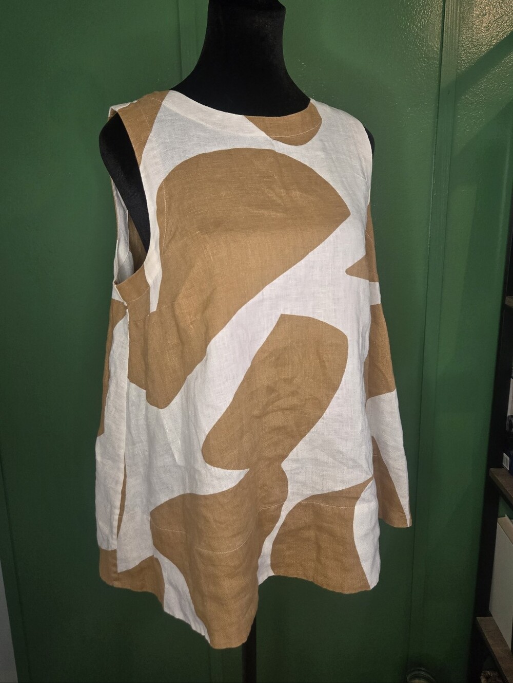 Banana Republic Sleeveless Tunic in White and Tan Abstract Print